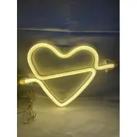 Impuls LED Hart+Pijl met neonlicht - geel neon licht - Op batterijen en USB - hoogte 17 x 28.5 x 2 cm - Wandlamp - Sfeerlamp - Decoratieve verlichting - Woonaccessoires