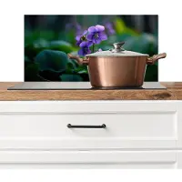 KitchenYeah Spatscherm keuken 70x30 cm - Kookplaat achterwand Viooltjes - Paars - Bloem - Bladeren - Muurbeschermer - Spatwand fornuis - Hoogwaardig aluminium