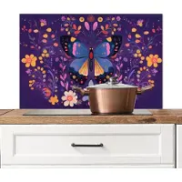 KitchenYeah Spatscherm keuken 90x60 cm - Kookplaat achterwand Sierlijk - Bloemen - Vlinder - Paars - Muurbeschermer - Spatwand fornuis - Hoogwaardig aluminium