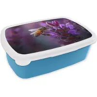 MuchoWow Broodtrommel Blauw - Lunchbox Honingbij - Paarse bloemen - Details - Brooddoos 18x12x6 cm - Brood lunch box - Broodtrommels voor kinderen en volwassenen