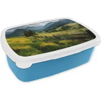 MuchoWow Broodtrommel Blauw - Lunchbox Veld - Hek - Bergen - Bloemen - Brooddoos 18x12x6 cm - Brood lunch box - Broodtrommels voor kinderen en volwassenen