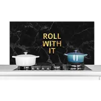 KitchenYeah Spatscherm keuken 120x60 cm - Kookplaat achterwand Quote - Motivatie - Goud - Zwart - Muurbeschermer - Spatwand fornuis - Hoogwaardig aluminium