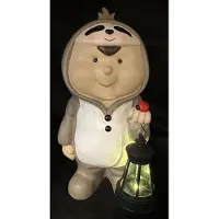 Impuls Decoratieve solarlamp "Kind in onesie" - pandabeer - met lantaarn - meerkleurig - polyresin - hoogte 23x15x9cm - Tuinaccessoires - Decoratieve beelden voor buiten