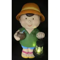 Impuls Decoratieve solarlamp "Jongen met cocktail" - tropisch - met lantaarn - meerkleurig - polyresin - hoogte 23x15x9cm - Tuinaccessoires - Decoratieve beelden voor buiten