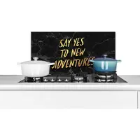 KitchenYeah Spatscherm keuken 70x30 cm - Kookplaat achterwand Quotes - Avontuur - Zwart - Goud - Muurbeschermer - Spatwand fornuis - Hoogwaardig aluminium