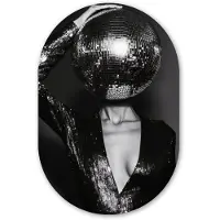 MuchoWow Muurovaal 60x90 cm - Ovale wanddecoratie Discobal - Gezicht - Glamour - Zwart - Ovalen schilderij - Muurdecoratie woonkamer - Kamer decoratie - Schilderijen - Wandcirkel