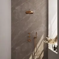 Brauer Stripe Inbouw Regendoucheset Met 2 Stopkranen - Gebogen Wandarm - Staafhanddouche - Wandhouder - Geborsteld Koper PVD - Messing - Kranen, - Kranen, Douchekranen, Douchesets, Inbouw douchesets