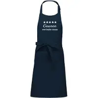 Kariban Luxe Keukenschort met Tekst “Gewoon een leuke vrouw” – Cadeau voor Koken & Barbecue – Verstelbaar, Met Voorvak - 76 x 90 cm - navy blauw
