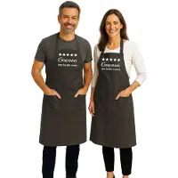 Kariban Duo Set Luxe Keukenschorten “Gewoon een leuke man & vrouw” – Cadeau voor Stelletjes – Koken & Barbecue – Verstelbaar, Met Voorvak - 76 x 90 cm- chique grijs