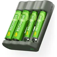 GP Recharge batterijoplader voor AA & AAA batterijen – 4 slots, USB-aansluiting, Veilig en snel opladen, Compacte batterijlader met oplaadbare batterijen 2x AA 2100mAh / 2x AAA 800mAh