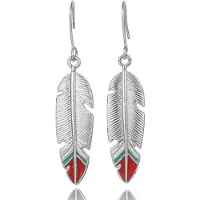 Deja Jewels Lange zilverkleurige oorbellen veer met rode en turquoise details