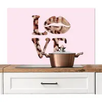 KitchenYeah Spatscherm keuken 100x65 cm - Kookplaat achterwand Tekst - Love - Pantervacht - Lichtroze - Muurbeschermer - Spatwand fornuis - Hoogwaardig aluminium