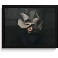 PosterMonkey Poster in lijst - Fotolijst 40x30 cm - Posters - Zwarte - Hoed - Vrouw - Posterlijst zwart - Decoratie - Wanddecoratie woonkamer - Muurdecoratie slaapkamer