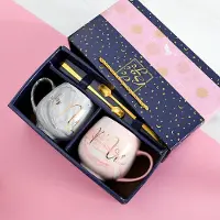 MRS Set van 2 Mokken - Mok set - Couple mok - Koffiemok - Koffiebeker - Beker - Mokken en bekers - Beker met lepel - 350 ml - Keramiek - ./Mr. - Grijs/roze