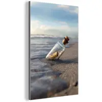 MuchoWow Aluminium schilderij 120x180 cm - Wanddecoratie metaal - Glazenfles - Post - Zee - Zand - Metalen muurdecoratie woonkamer - Decoratie industrieel - Foto op dibond - Industriële accessoires slaapkamer