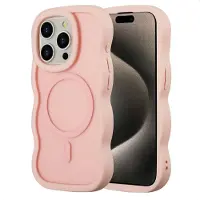 Selencia Wavy Backcover met MagSafe voor de Apple iPhone 15 Pro - Soft Pink
