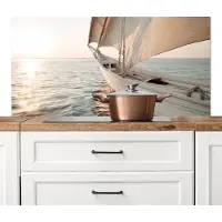 KitchenYeah Spatscherm keuken 120x60 cm - Kookplaat achterwand Zeilboot - Zee - Beige - Zon - Muurbeschermer - Spatwand fornuis - Hoogwaardig aluminium