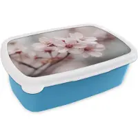 MuchoWow Broodtrommel Blauw - Lunchbox Bloesems - Meeldraden - Geel - Wazig - Brooddoos 18x12x6 cm - Brood lunch box - Broodtrommels voor kinderen en volwassenen