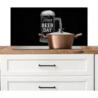 KitchenYeah Spatscherm keuken 80x40 cm - Kookplaat achterwand Bierpul - Witte krijtletters - Happy beer day - Muurbeschermer - Spatwand fornuis - Hoogwaardig aluminium