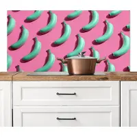 KitchenYeah Spatscherm keuken 120x60 cm - Kookplaat achterwand Bananen - Patroon - Blauw - Roze - Muurbeschermer - Spatwand fornuis - Hoogwaardig aluminium
