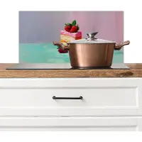 KitchenYeah Spatscherm keuken 70x30 cm - Kookplaat achterwand Taartje - Aardbeien - Glazuur - Kleurrijk - Muurbeschermer - Spatwand fornuis - Hoogwaardig aluminium