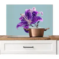 KitchenYeah Spatscherm keuken 80x55 cm - Kookplaat achterwand Lelie - Bloem - Paars - Stippen - Muurbeschermer - Spatwand fornuis - Hoogwaardig aluminium