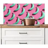 KitchenYeah Spatscherm keuken 100x50 cm - Kookplaat achterwand Bananen - Patroon - Blauw - Roze - Muurbeschermer - Spatwand fornuis - Hoogwaardig aluminium