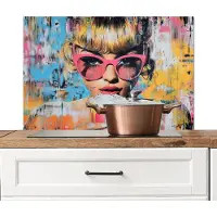 KitchenYeah Spatscherm keuken 90x60 cm - Kookplaat achterwand Zonnebril - Vrouw - Kleurrijk - Verfspetters - Muurbeschermer - Spatwand fornuis - Hoogwaardig aluminium