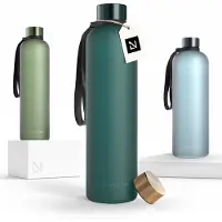 LARS NYSØM Blæst Ultralichte tritan-waterfles 1000ml - BPA-vrij, lekvrij, geschikt voor koolzuurhoudende dranken - Inclusief 2 deksels (Pine Green)