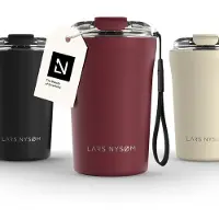 LARS NYSØM Rørelse Thermo Coffee Mug-to-go 380ml - BPA-vrij met Isolatie - Met Draagriem & Tritan Deksel (Berry Red)