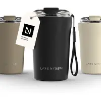 LARS NYSØM Rørelse Thermo Coffee Mug-to-go 380ml - BPA-vrij met Isolatie - Met Draagriem & Tritan Deksel (Carbon Black)