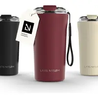 LARS NYSØM Rørelse Thermo Coffee Mug-to-go 500ml - BPA-vrij met Isolatie - Met Draagriem & Tritan Deksel (Berry Red)
