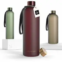 LARS NYSØM Blæst Ultralichte tritan-waterfles 1500ml - BPA-vrij, lekvrij, geschikt voor koolzuurhoudende dranken - Inclusief 2 deksels (Berry Red/Gold)