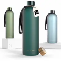 LARS NYSØM Blæst Ultralichte tritan-waterfles 1500ml - BPA-vrij, lekvrij, geschikt voor koolzuurhoudende dranken - Inclusief 2 deksels (Pine Green/Gold)