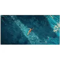 PosterMonkey Poster 80x40 cm - Vrouw - Water - Bikini - Oranje - Posters - Kamer decoratie - Wanddecoratie woonkamer - Muurdecoratie slaapkamer
