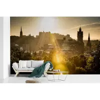 MuchoWow Fotobehang vinyl - Schotse Edinburgh bij een zonsondergang breedte 375 cm x hoogte 240 cm - Foto print op behang (in 7 formaten beschikbaar)