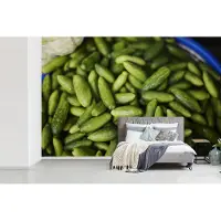MuchoWow Fotobehang vinyl - Knalgroene augurken voor verkoop breedte 360 cm x hoogte 240 cm - Foto print op behang (in 7 formaten beschikbaar)