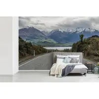 MuchoWow Fotobehang vinyl - Snelweg bij Wanakameer in Nieuw-Zeeland breedte 450 cm x hoogte 300 cm - Foto print op behang (in 7 formaten beschikbaar)