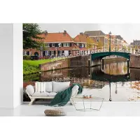 MuchoWow Fotobehang vinyl - Grachten in de Nederlandse stad Leiden breedte 420 cm x hoogte 280 cm - Foto print op behang (in 7 formaten beschikbaar)