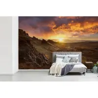 MuchoWow Behang - Fotobehang Zonsondergang achter de bergen op het eiland Skye in Schotland - Breedte 330 cm x hoogte 220 cm