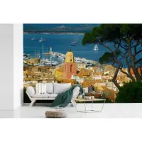 MuchoWow Fotobehang vinyl - Uitzicht over de Franse havenplaats Saint-Tropez breedte 420 cm x hoogte 280 cm - Foto print op behang (in 7 formaten beschikbaar)