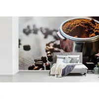 MuchoWow Fotobehang vinyl - Vers gemalen koffiebonen in ochtendlicht breedte 600 cm x hoogte 400 cm - Foto print op behang (in 7 formaten beschikbaar)