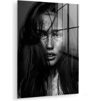 MuchoWow Glasschilderij 90x120 cm - Schilderij acrylglas - Portret - Vrouw - Sproeten - Zwart wit - Foto op glas - Muurdecoratie woonkamer - Wanddecoratie slaapkamer - Schilderijen