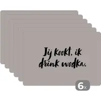 KitchenYeah Placemat - Placemats kunststof - Taupe - Jij kookt, ik drink wodka - Quote - 45x30 cm - 6 stuks - Hittebestendig - Anti-Slip - Onderlegger - Afneembaar