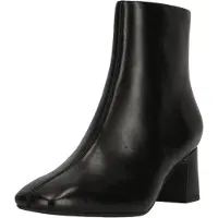 Clarks Shoes Enkellaarsjes 'Fernie Zip' zwart