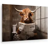 MuchoWow Glasschilderij 30x20 cm - Schilderij acrylglas - Schotse hooglander - Krant - Toilet - Foto op glas - Muurdecoratie woonkamer - Wanddecoratie slaapkamer - Schilderijen