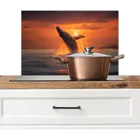 KitchenYeah Spatscherm keuken 60x40 cm - Kookplaat achterwand Walvis - Zon - Zee - Muurbeschermer - Spatwand fornuis - Hoogwaardig aluminium