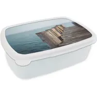 MuchoWow Broodtrommel Wit - Lunchbox Houten steiger - Helderblauwe lucht - Brooddoos 18x12x6 cm - Brood lunch box - Broodtrommels voor kinderen en volwassenen