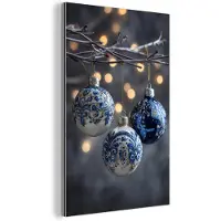 MuchoWow Aluminium schilderij 80x120 cm - Wanddecoratie metaal - Kerstbal - Versierd - Blauw - Metalen muurdecoratie woonkamer - Decoratie industrieel - Foto op dibond - Industriële accessoires slaapkamer