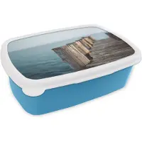 MuchoWow Broodtrommel Blauw - Lunchbox Houten steiger - Helderblauwe lucht - Brooddoos 18x12x6 cm - Brood lunch box - Broodtrommels voor kinderen en volwassenen